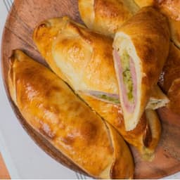 Ham & Mozzarella & Green Chile Cachito